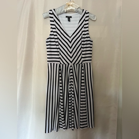 ALFANI ..Black & white chevron striped midi dress. Size 12.